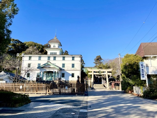 旧見付学校と淡海國玉神社の鳥居。見付のまちに残る学びと信仰の記憶